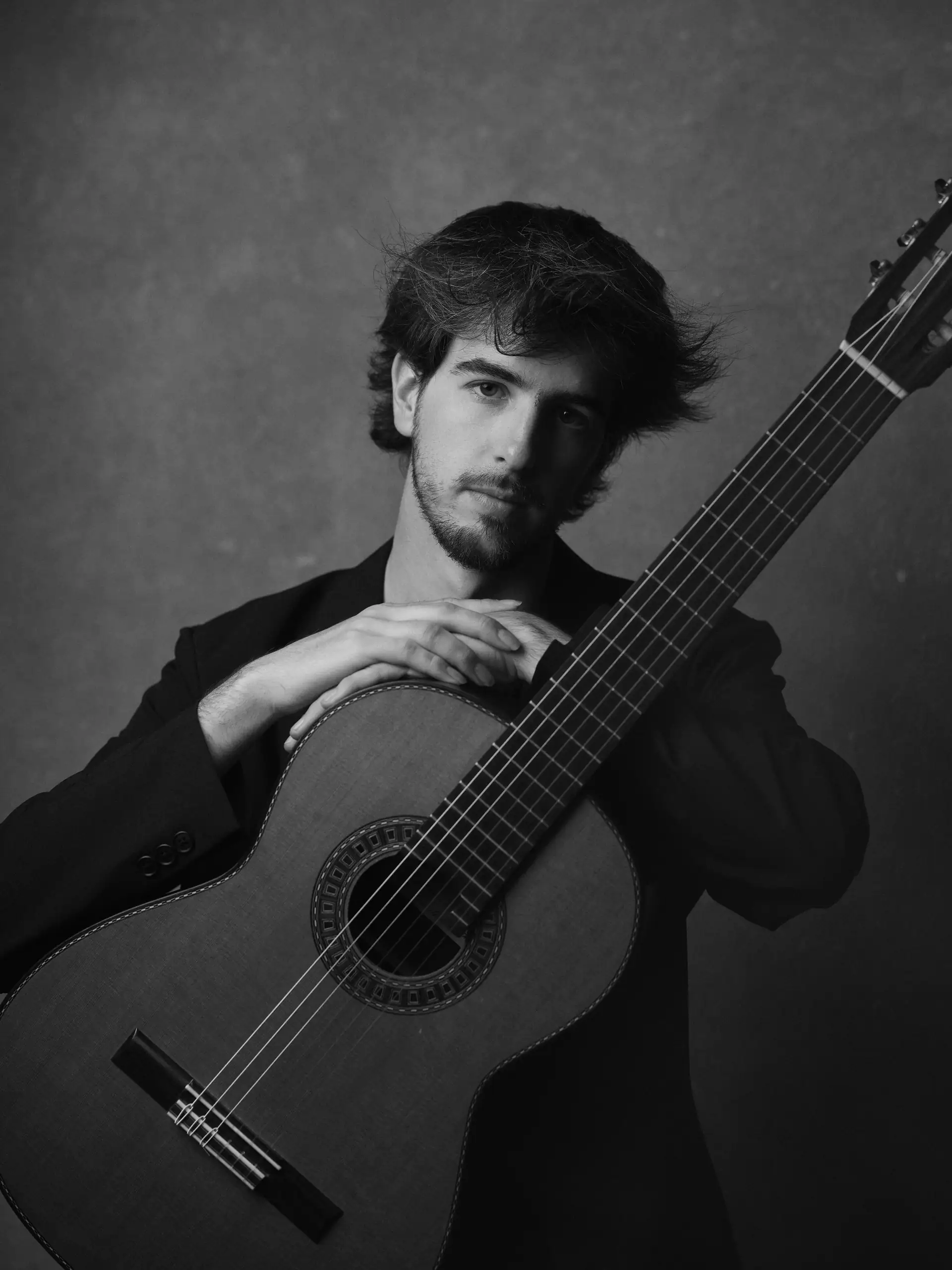 Roland Moles con su guitarra clásica